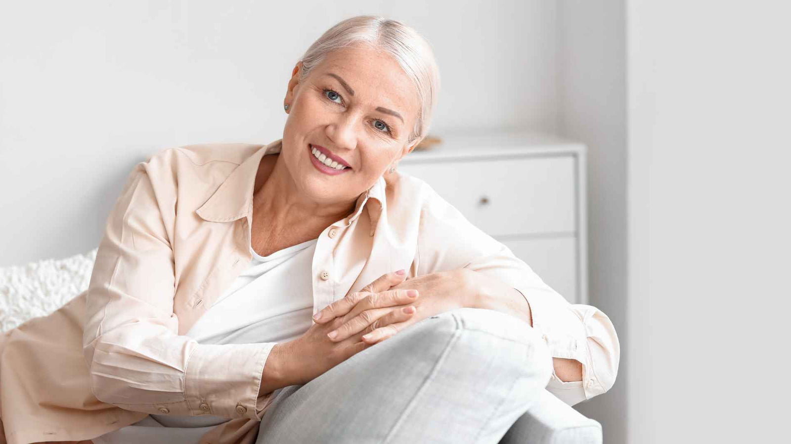 Frau mittleren Alters auf dem Sofa sitzend
