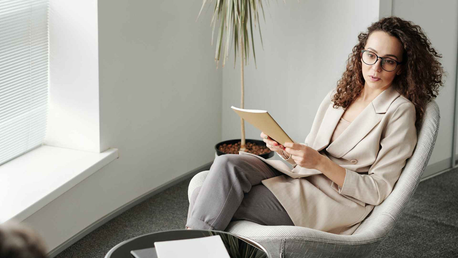 Frau mit Fragebogen in der Hand beim Beratungsgespräch