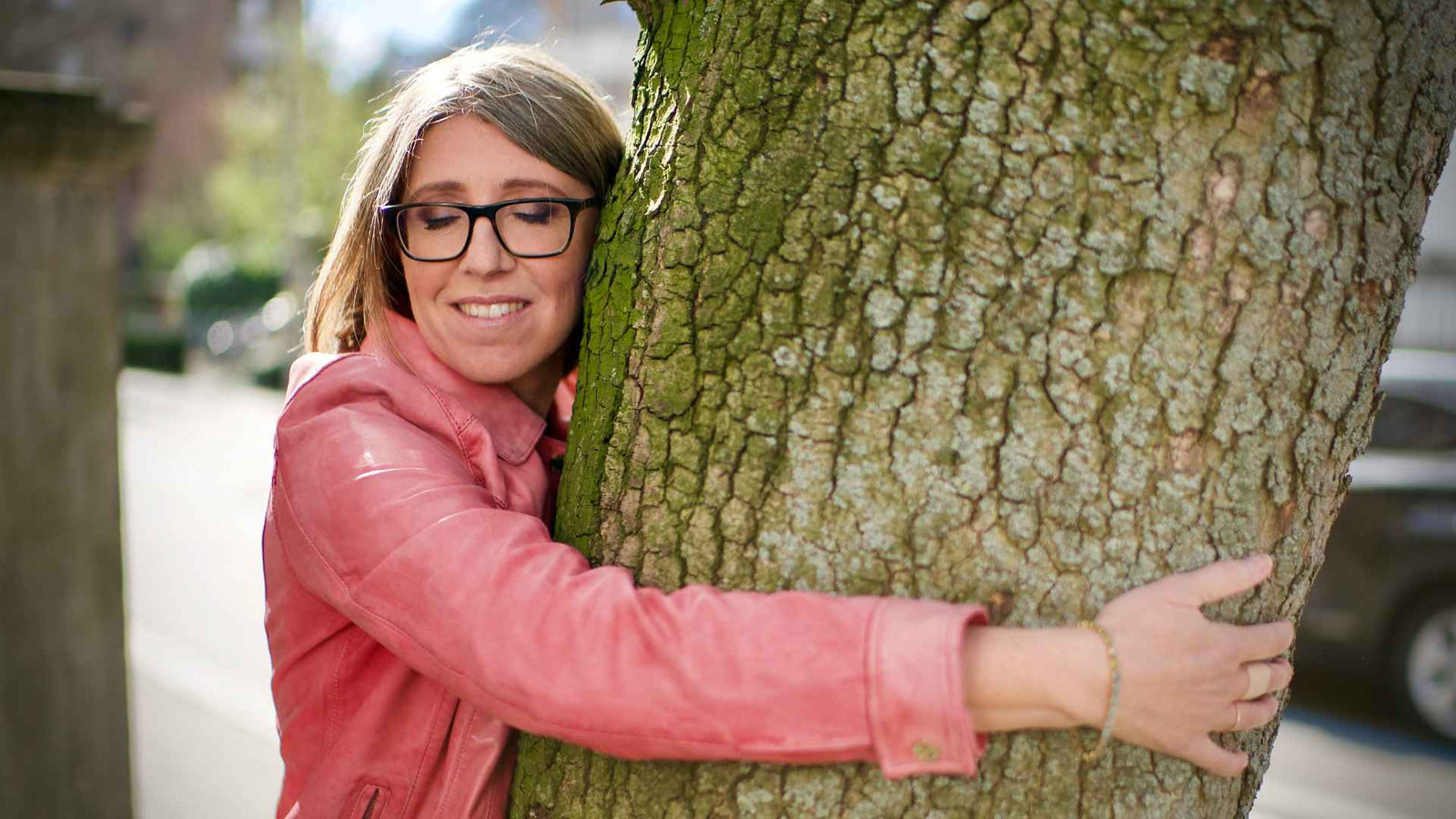 Julia umarmt einen Baum