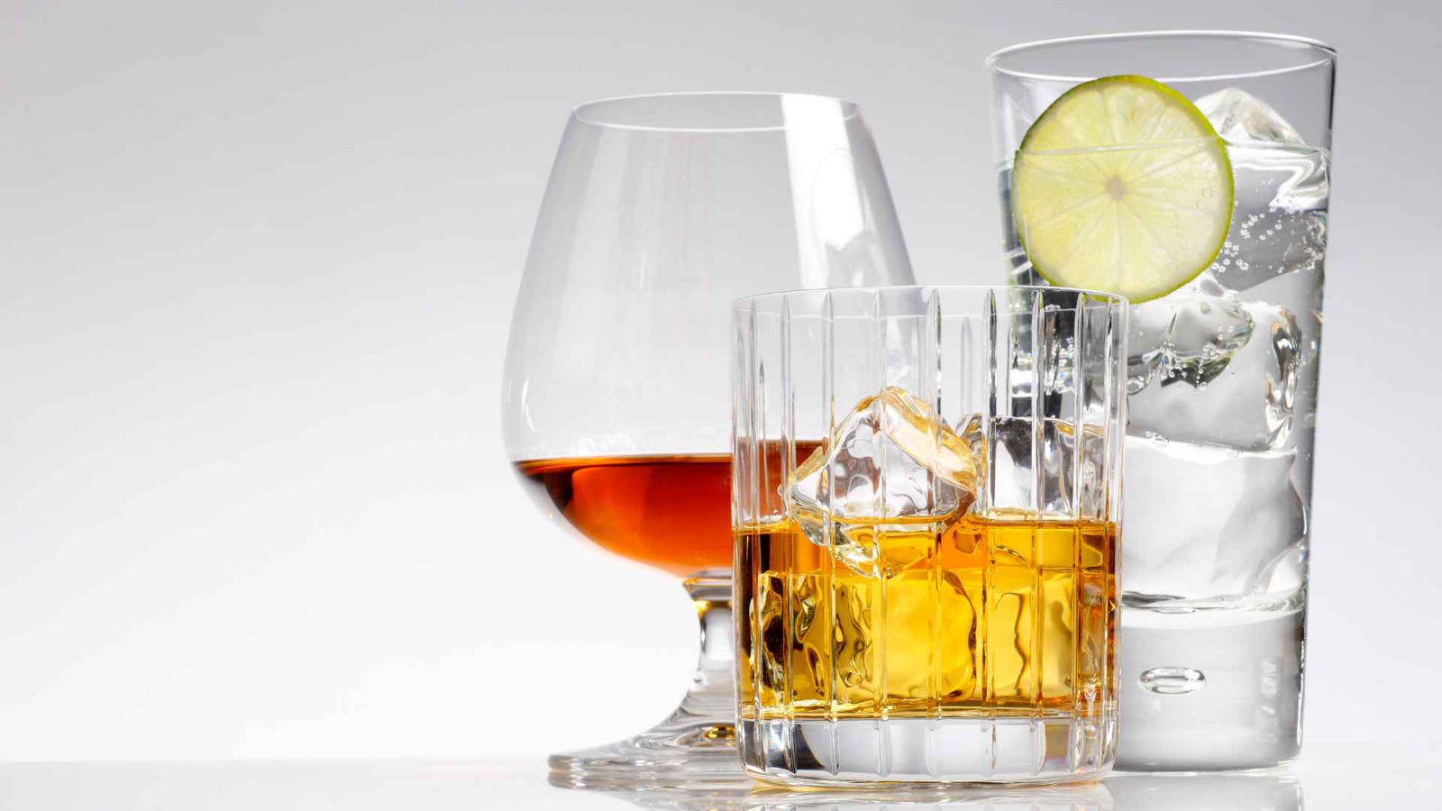 Ein Glas mit Brandy, ein Glas mit Whiskey und ein Glas mit einem klaren Drink