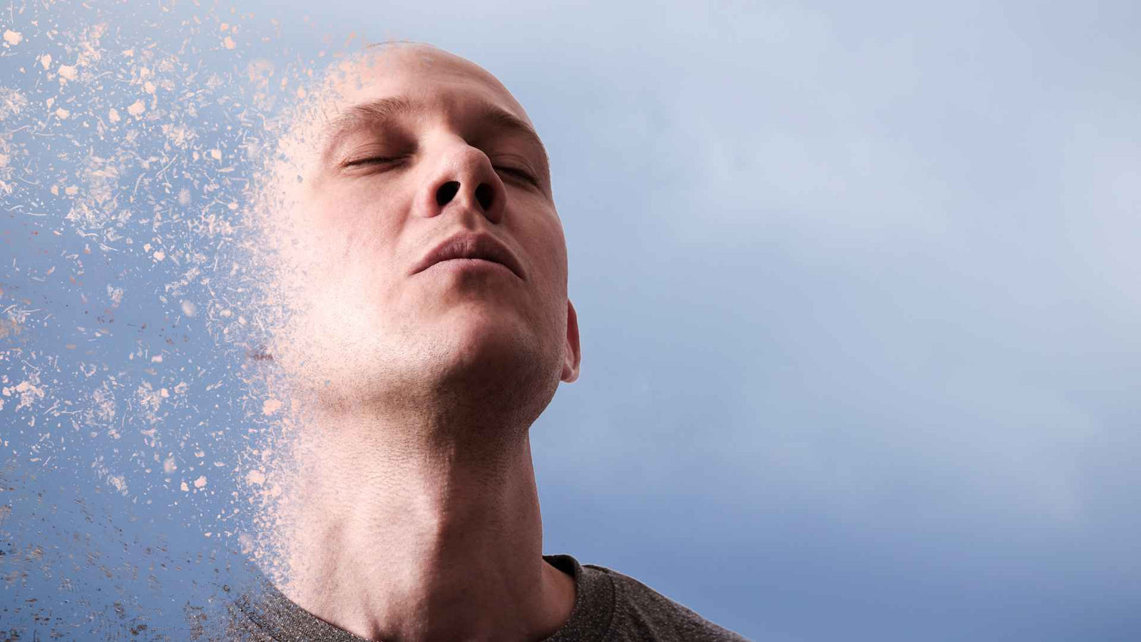 Mann der einen tiefen atemzug nimmt