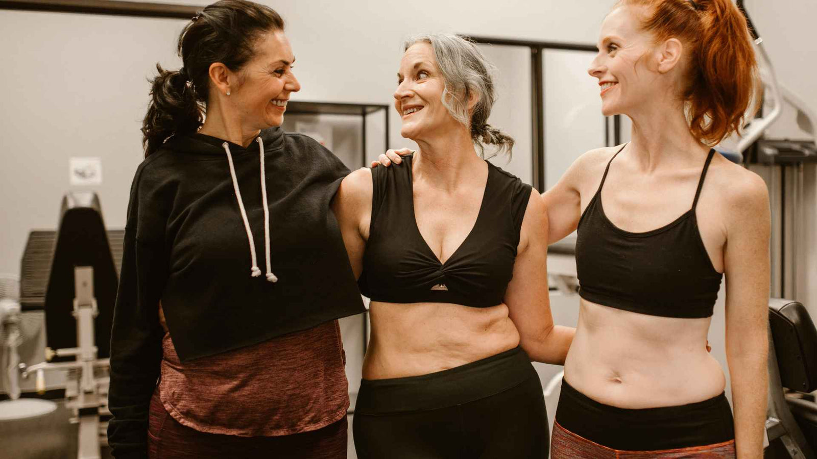 Drei Frauen über 50 im Sportdress