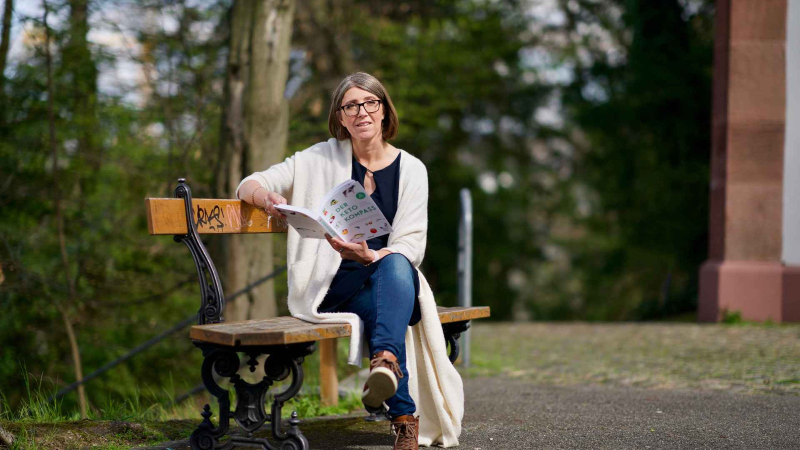 Julia Gruber auf einer Bank sitzend