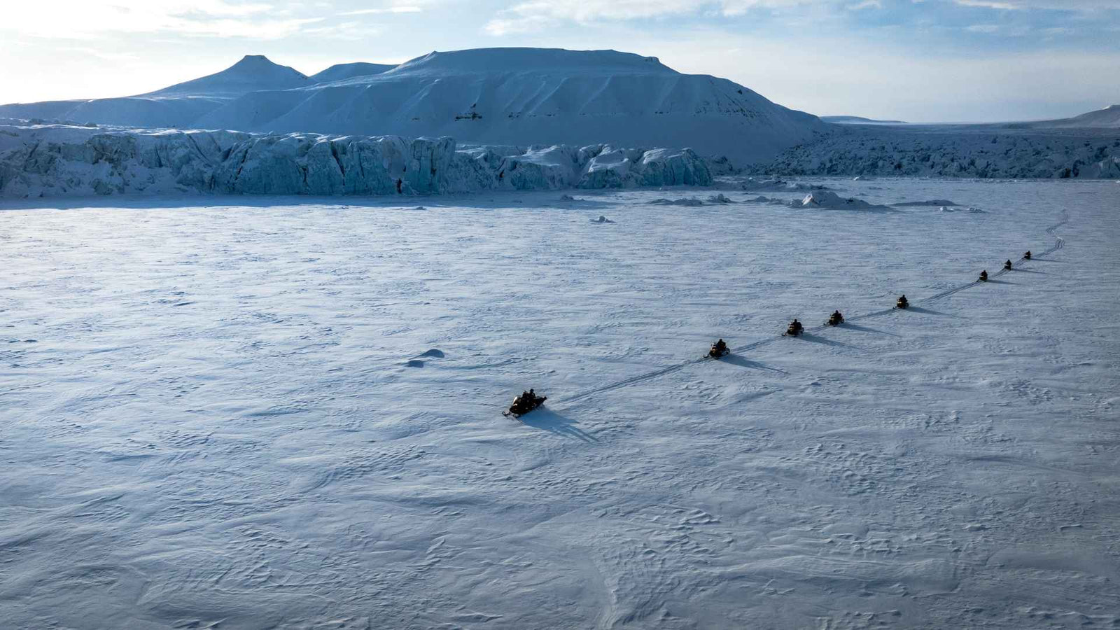 Reisegruppe Auf Schneemobilen