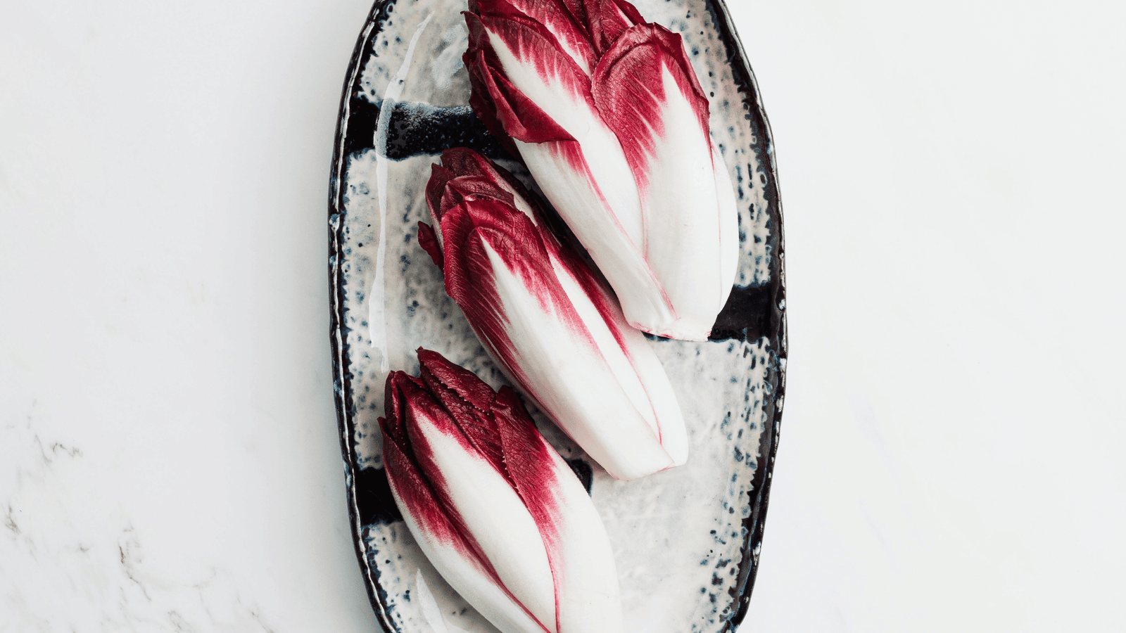 Bitterstoffe roter Chicoree auf Teller