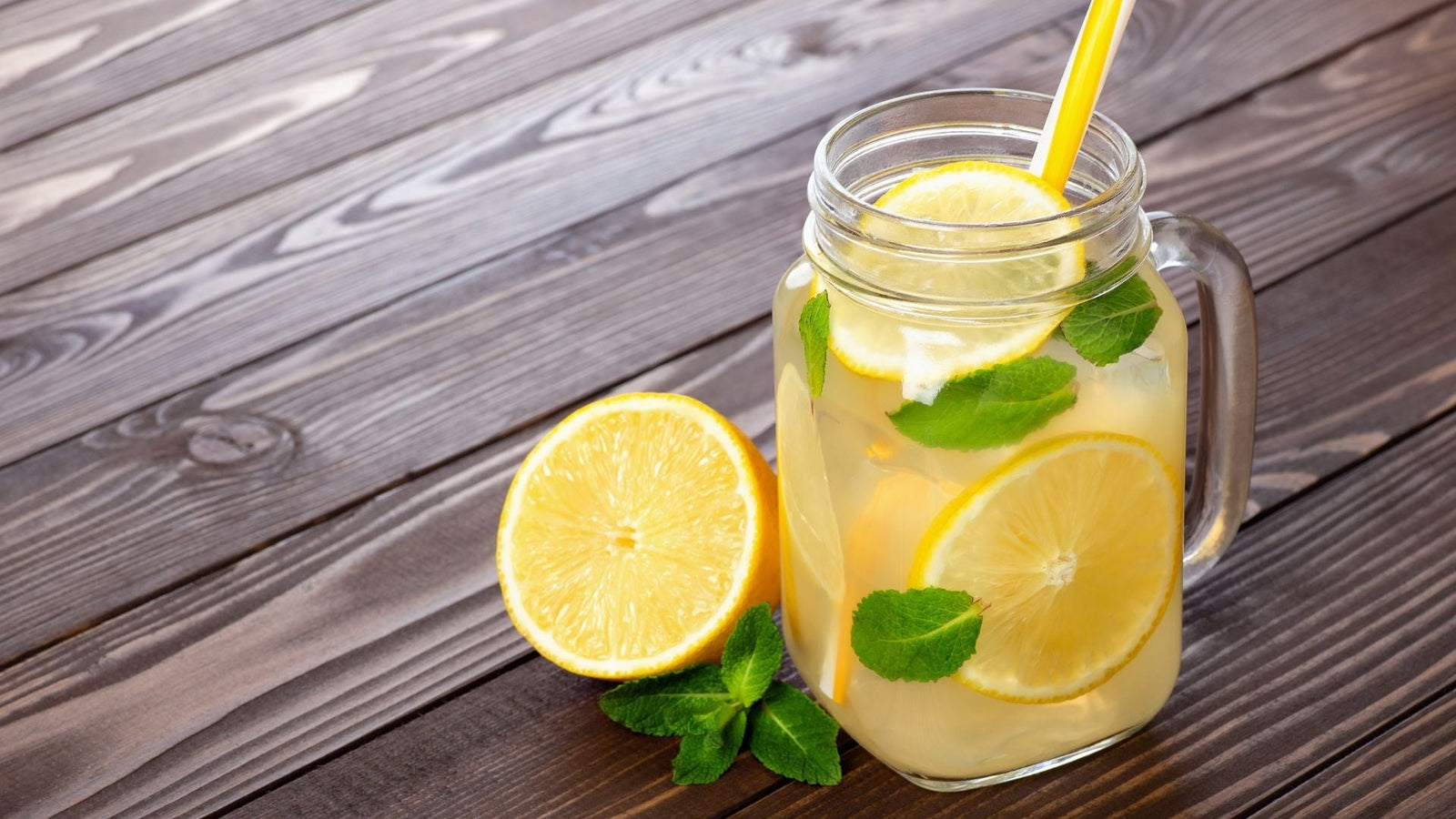 Glas Chia Fresca mit Zitrone und Eiswürfeln, Sommergetränk aus dem Darmglück Podcast