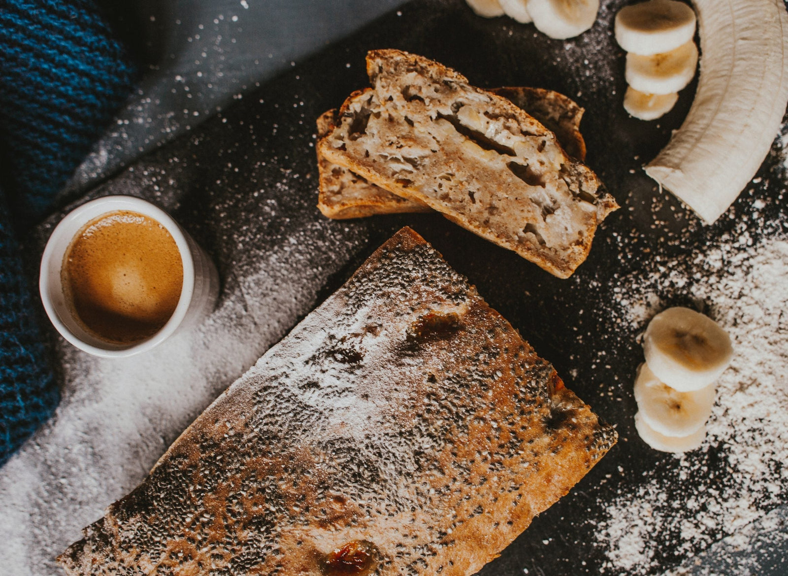 Glutenfreie Ernährung funktioniert mit Bananenbrot, mit Bananen und Kaffee daneben