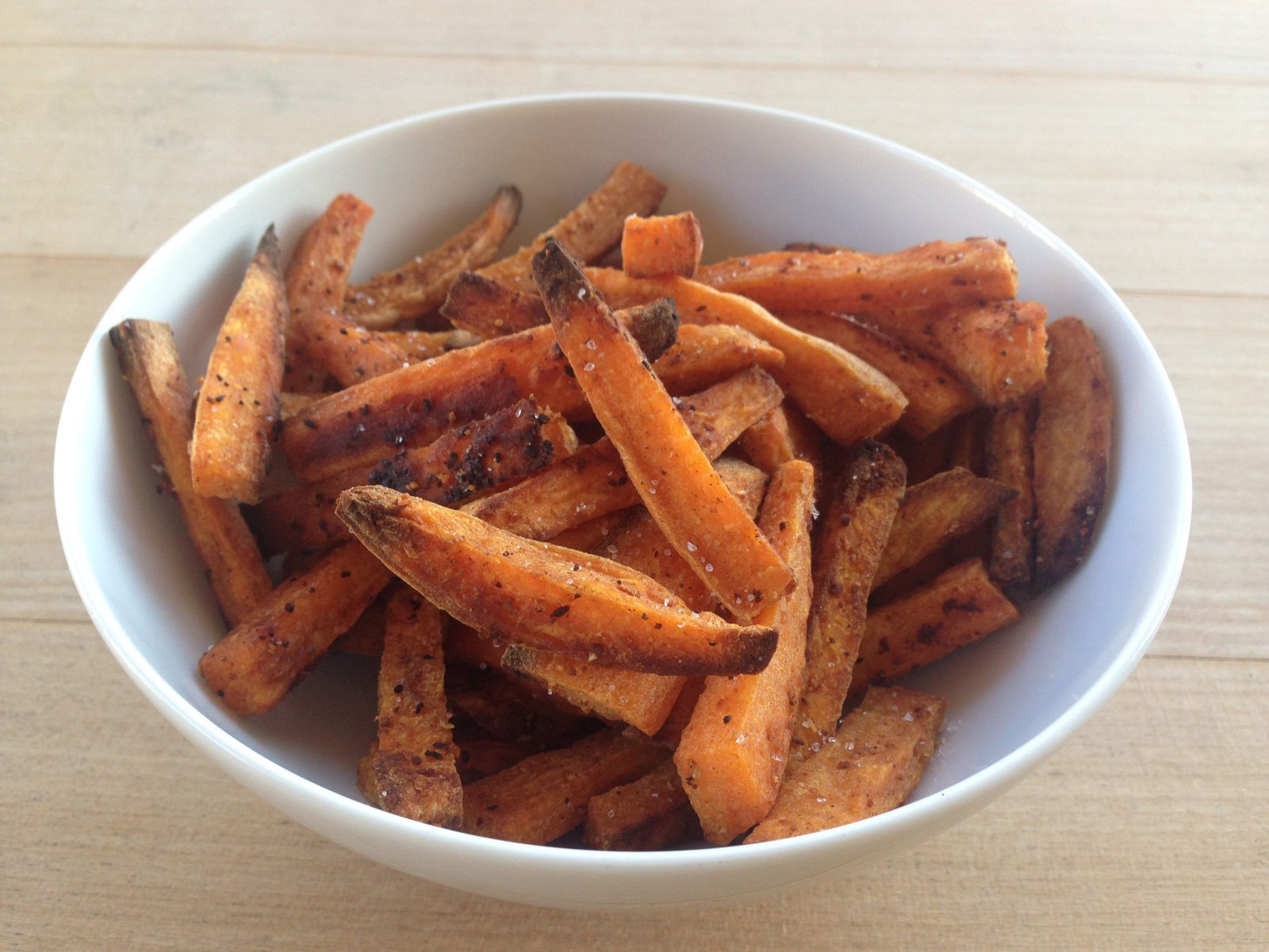 Süsskartoffel Pommes selber machen, auf einem Teller angerichtet