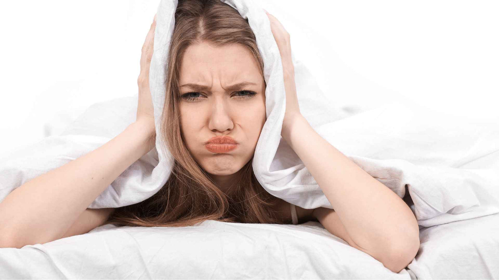 Frau mit Gesicht, das von schlechter Stimmung spricht