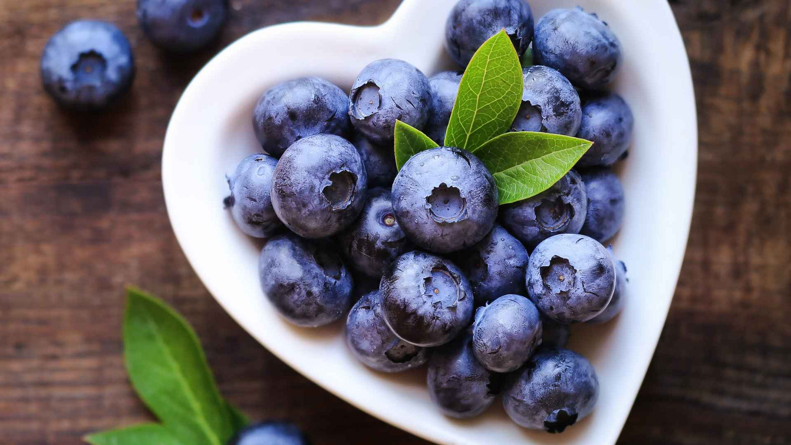 Blaubeeren in einer herzförmigen Schale