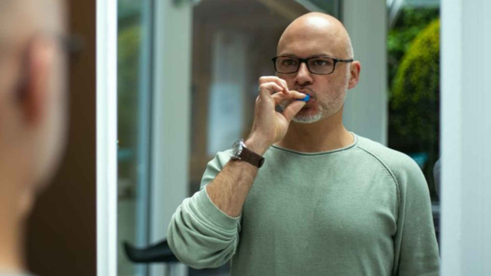 Mann der den Face-Former ausprobiert