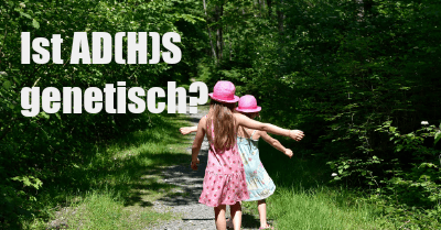 2 Mädchen rennen fröhlich im Grünen und die Fragestellung Ist ADHs genetisch als Schriftzug
