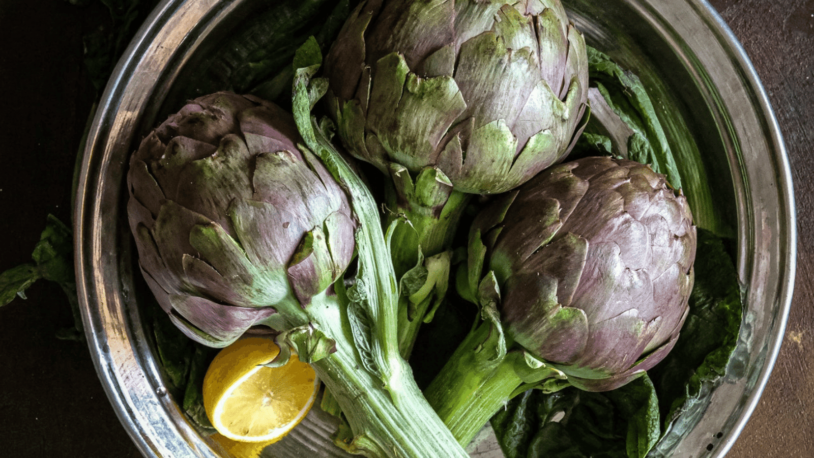Bitterstoffe Artischocken in einer Schüssel