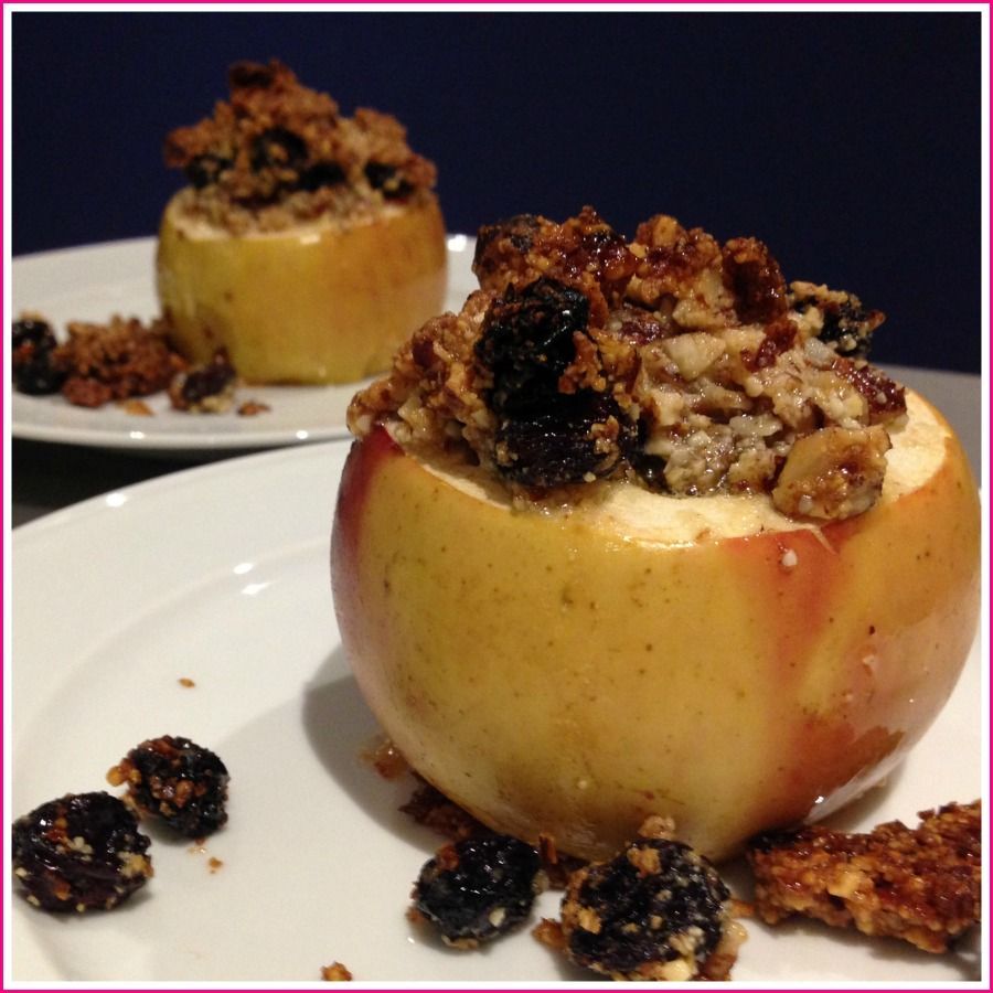 Glutenfreier Bratapfel auf Teller angerichtet