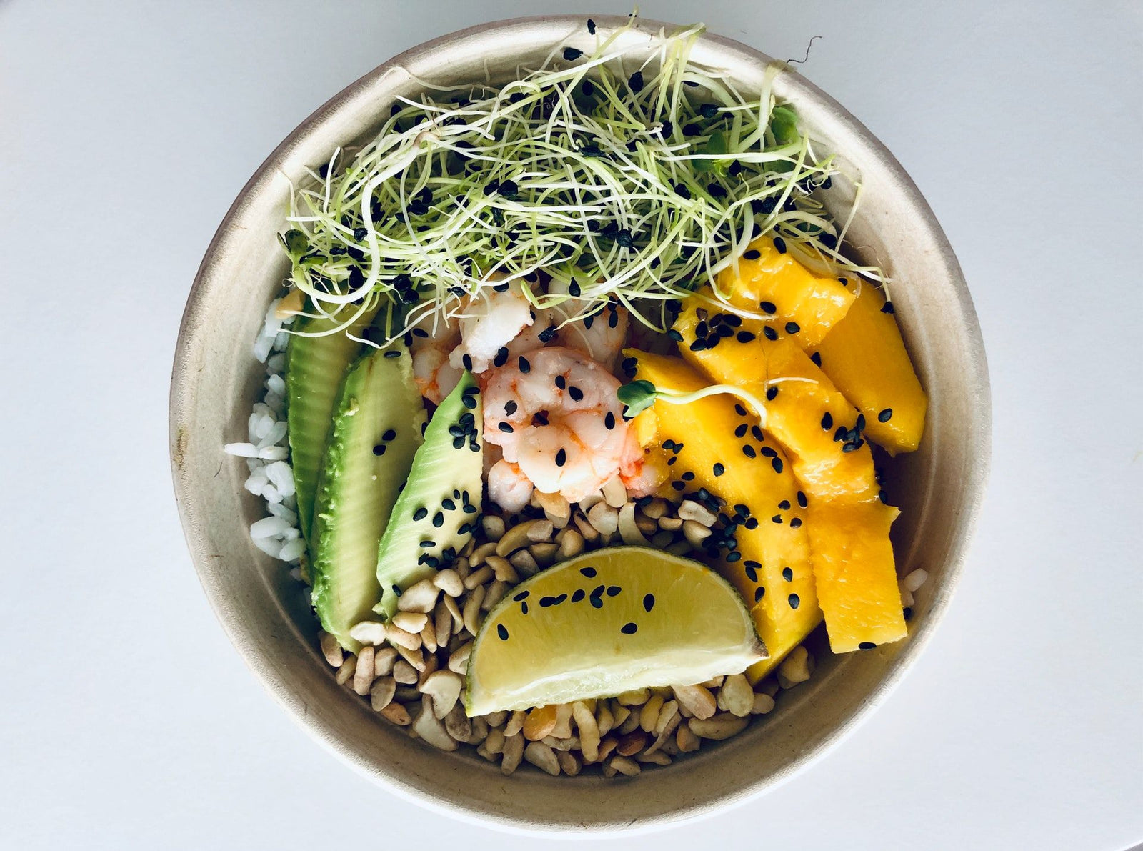 Bei dieser Bowl mit Mango, Avocado, Shrimps, Sprossen und Limone sagt niemand mehr: "keine Zeit zum kochen!"