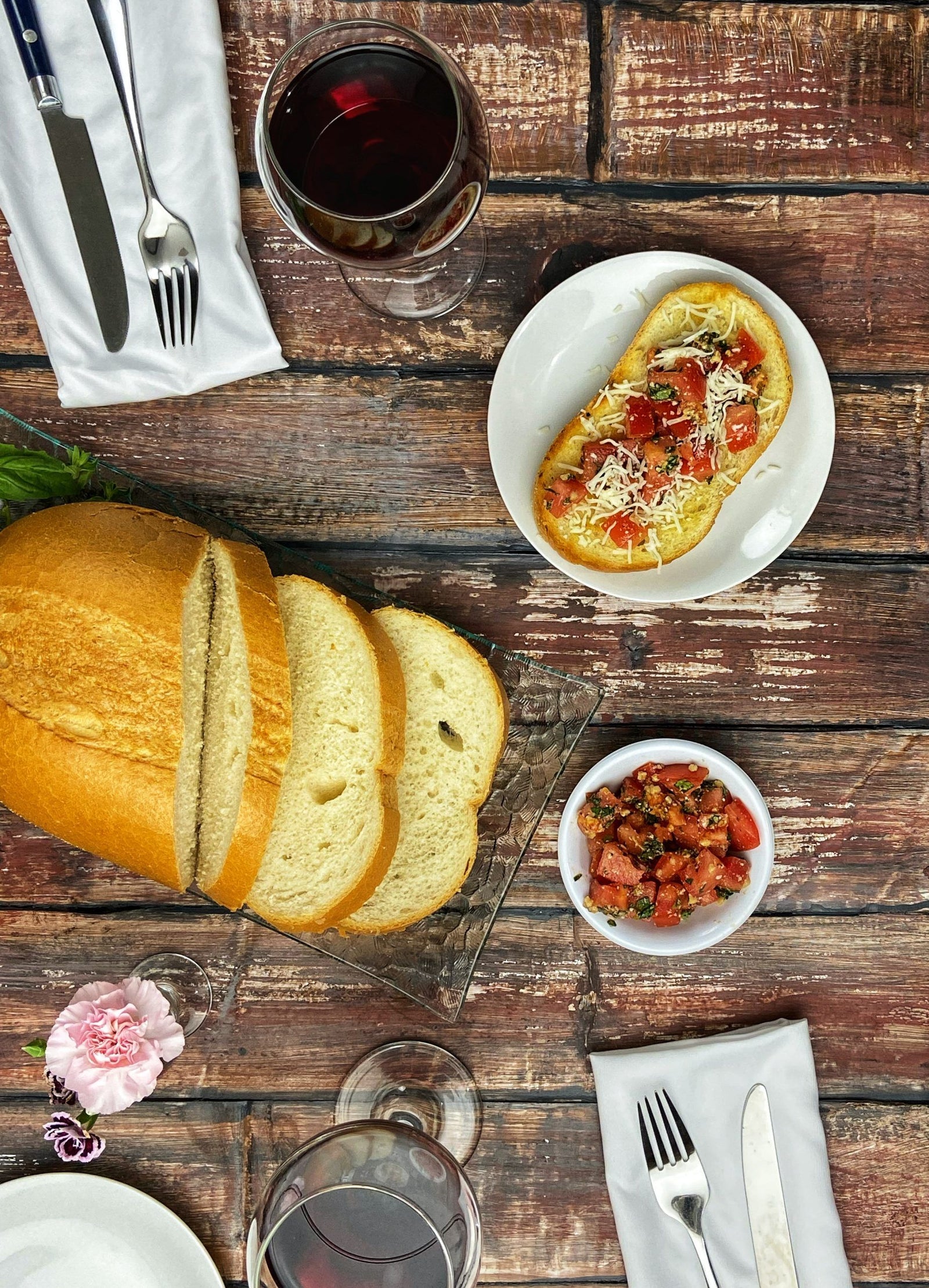 Abnehmen ohne Verzicht: Rotwein, Tomaten, Brot und Besteck angerichtet wegen Histaminintoleranz