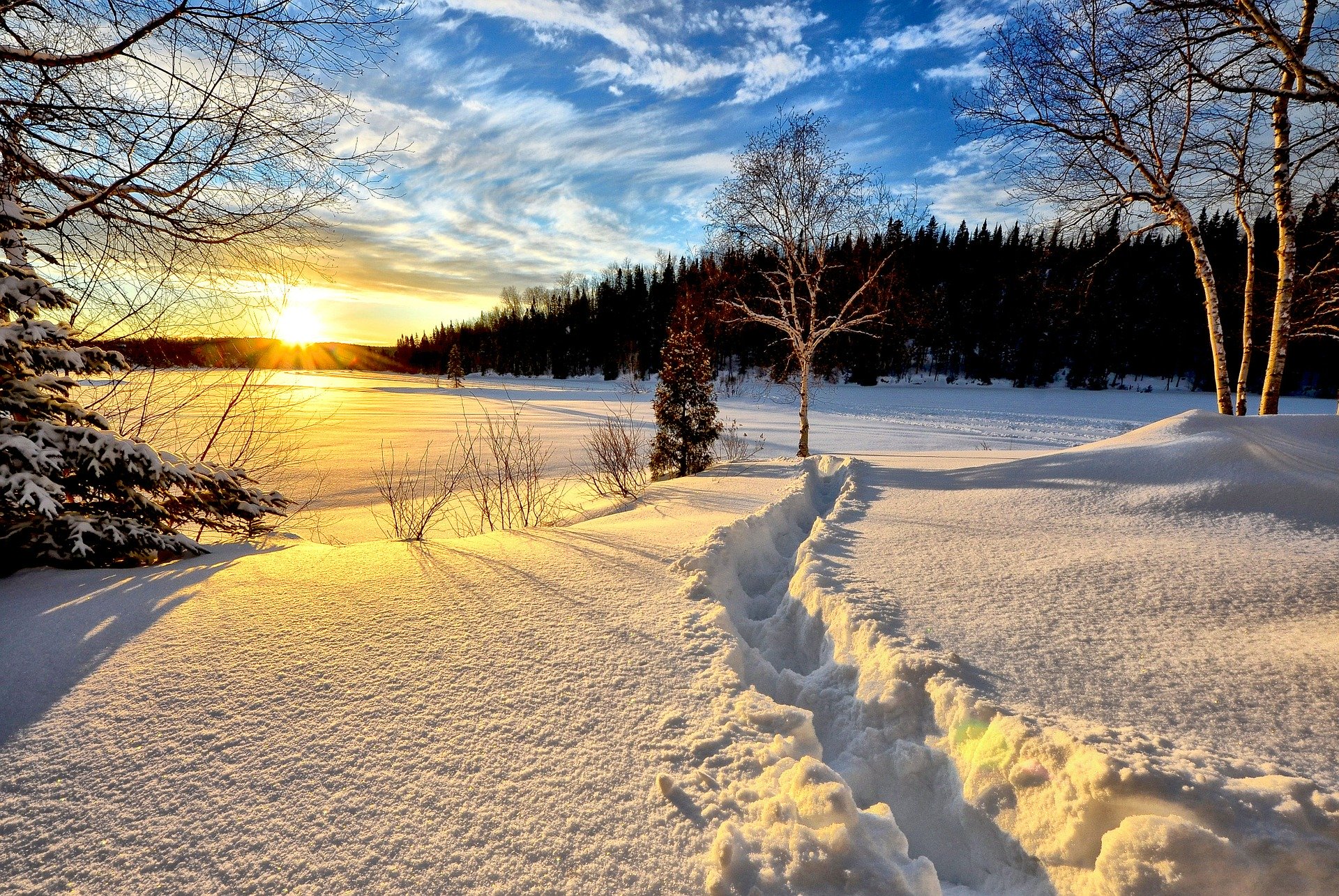 Winterlandschaft bei Sonnenschein, Zeit draussen hilft gegen Winterdepressionen