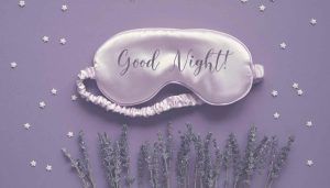 Bild einer Schlafmaske mit Lavendel und Sternen
