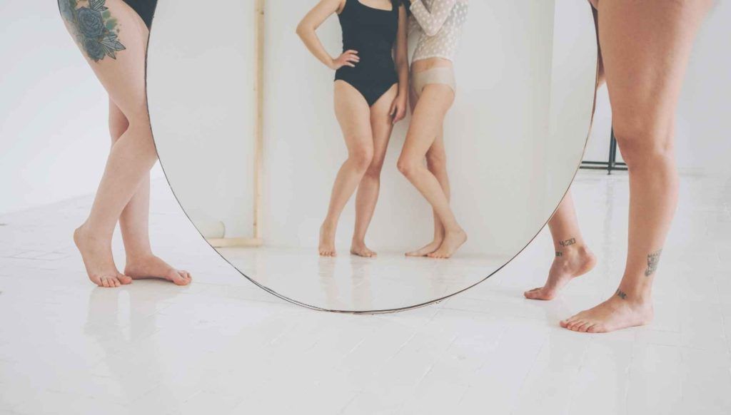Frauenkörper vor Spiegel